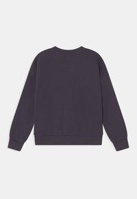 Tmavě fialová mikina s kulatým výstřelem a dlouhými rukávy, s žebrovanými manžetami a lemem. Měkká textura s jednoduchým, nezdobeným designem.