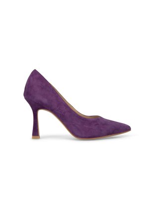 Zapato de tacón alto de ante púrpura con punta afilada y un tacón de aguja de 3 pulgadas. Textura suave y silueta elegante.