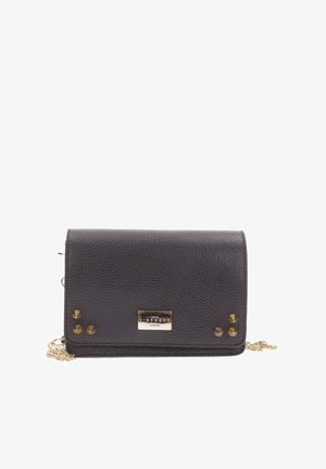 Borsa crossbody in pelle nera con finitura testurizzata, hardware dorato e tre borchie metalliche sul frontale. Dotata di tracolla a catena.