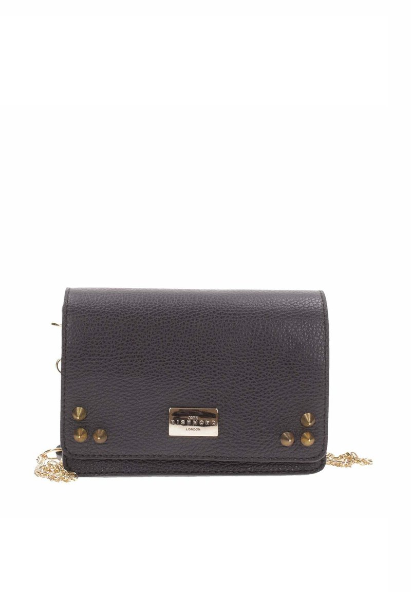 Borsa crossbody in pelle nera con finitura testurizzata, hardware dorato e tre borchie metalliche sul frontale. Dotata di tracolla a catena.