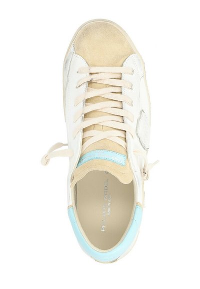 Sneaker bianca con accenti in camoscio beige, con dettagli blu chiaro, una punta testurizzata e lacci piatti. Design minimalista, logo sulla linguetta.