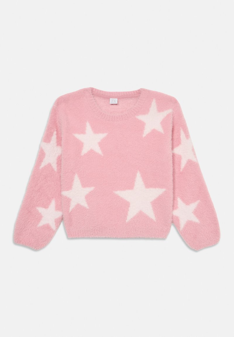 Rosa fuzzy sweater med hvide stjernemønstre spredt over fronten og ærmerne, med rund halsudskæring og lange ærmer.