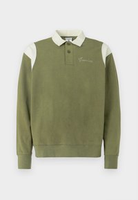 Polo de manga larga verde oliva con cuello blanco y detalles en los hombros. Cuenta con tres botones y detalle bordado "Terrice".