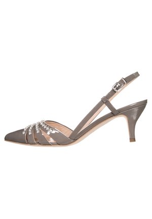 Grijze leren slingback pump met een spitse neus, decoratieve banddetails, verfraaid met doorschijnende accenten en een slanke hak.