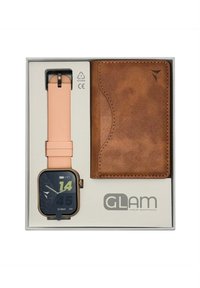 Smartwatch mit einem schwarzen rechteckigen Ziffernblatt, goldenen Akzenten und einem Pfirsich-Silikonarmband, begleitet von einer braunen Leder-Geldbörse in einer Schachtel.