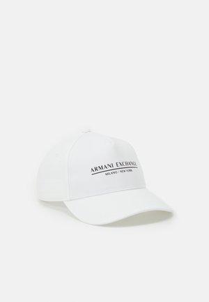 Cappellino da baseball bianco con visiera curvata. Presenta la scritta "ARMANI EXCHANGE" e "MILANO / NEW YORK" stampata in nero sul davanti. Realizzato in tessuto.