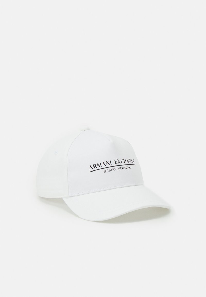 Baltas beisbola cepure ar izliekto malu. Uz priekšas melnā krāsā ir drukāts "ARMANI EXCHANGE" un "MILANO / NEW YORK". Izgatavota no auduma.