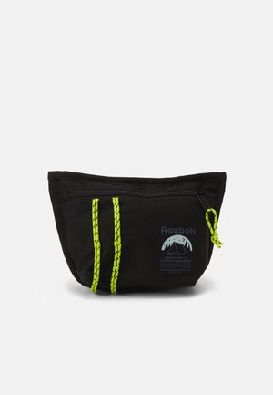 Borsa in tessuto nero dalla forma curva, con cordini e dettagli in giallo neon brillante, tasca frontale con cerniera e patch con logo.