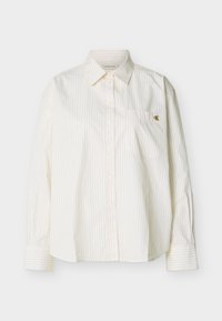 Λευκό πουκάμισο με μακριά μανίκια και κουμπιά, με λεπτές κάθετες ρίγες, μυτερό γιακά, τσέπη στο στήθος μπροστά και μικρό χρυσό λογότυπο "cK" στην τσέπη.