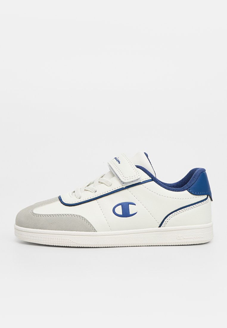 Baskets blanches avec accents bleus, bout en daim gris, fermeture à lacets et Velcro, semelle texturée et logo sur le côté.