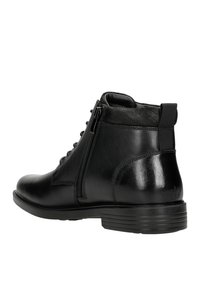 Czarne skórzane botki za kostkę o gładkiej fakturze, z bocznym zamkiem błyskawicznym i sznurowanym designem. Mają okrągły nosek i klinowy obcas.