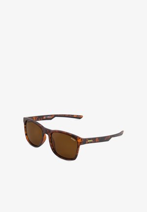 Rechthoekige zonnebril met schildpadmotief, bruine glazen en "SINNER"-logo op de pootjes en het glas.