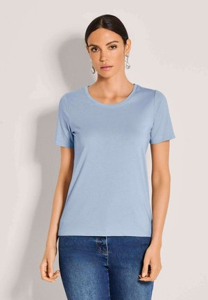 Hellblaues Baumwoll-T-Shirt mit kurzen Ärmeln, rundem Ausschnitt, glatter Textur und geradem Saum, kombiniert mit dunklen Jeans aus Denim.