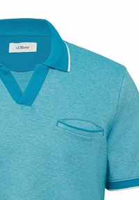 Hellblaues Poloshirt mit V-Ausschnitt, kontrastierendem weißen Saum und einer kleinen Brusttasche auf der linken Seite mit subtiler Textur.