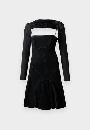 Must-särgid pikkade varrukatega, sobiv vöökoht ja laienev hem. Omab kontrastset õmblust ja ainulaadset lõikekujundust kaela ümber.