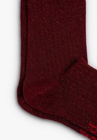 Calcetines burdeos con un hilo metálico brillante, que presentan una parte superior acanalada, textura suave y un acabado liso. El diseño muestra un sutil brillo.