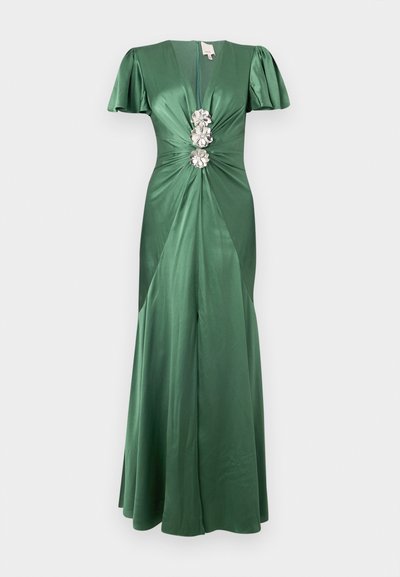 Rochie din satin verde cu mâneci scurte bufante, pliuri în față și decorațiuni florale în talie, având o siluetă în linie A până în podea.