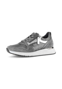 Grijze sportieve schoen van suède materiaal, met een textuur oppervlak, metallic accenten en een contrasterende witte zool. Voorzien van veters en een zijrits.