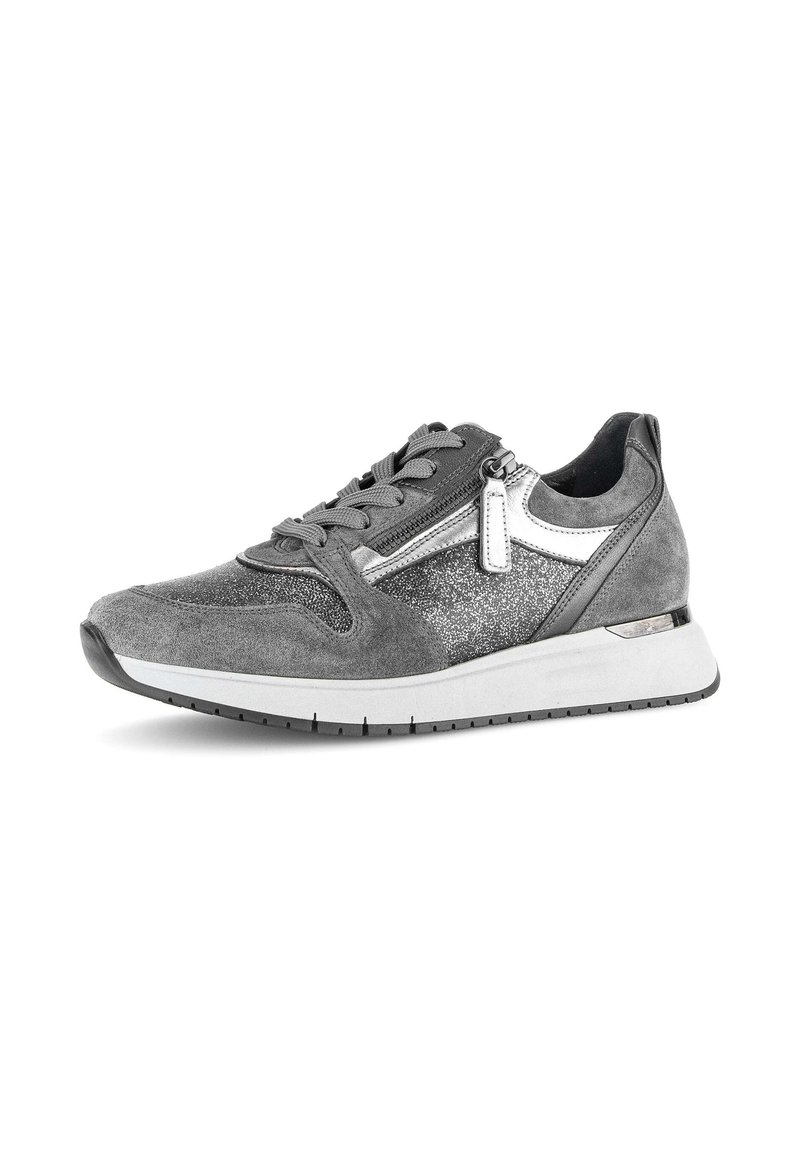 Grijze sportieve schoen van suède materiaal, met een textuur oppervlak, metallic accenten en een contrasterende witte zool. Voorzien van veters en een zijrits.