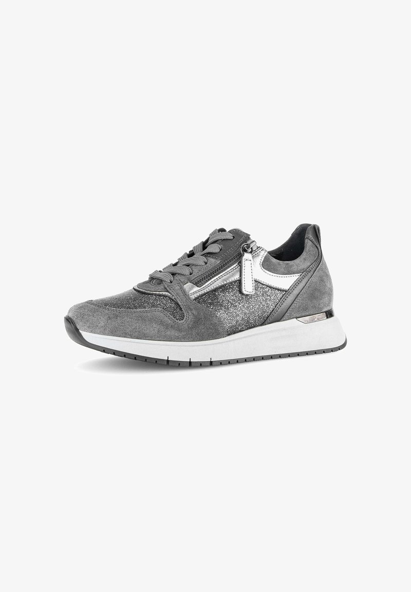 Grijze sportieve schoen van suède materiaal, met een textuur oppervlak, metallic accenten en een contrasterende witte zool. Voorzien van veters en een zijrits.