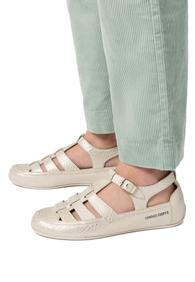 Scarpe chiuse, comode, in beige metallico chiaro, realizzate in pelle textured, con ritagli, cinturino regolabile e suola piatta.