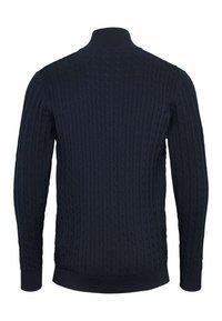 Námořnická modrá pletená svetr s kabelovým vzorem, vysokým límcem a žebrovanými manžetami a lemem, s texturovaným vzhledem.