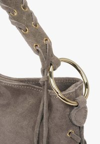 Grijze suède handtasriem met gouden accenten, met vetersluitingdetails en een grote ringbevestiging voor extra ontwerp elementen.