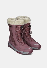 Fialové nepromokavé boty s huňatým krémovým podšívkou, šněrováním, síťovinovými panely a šedými gumovými podrážkami, s texturovaným designem.
