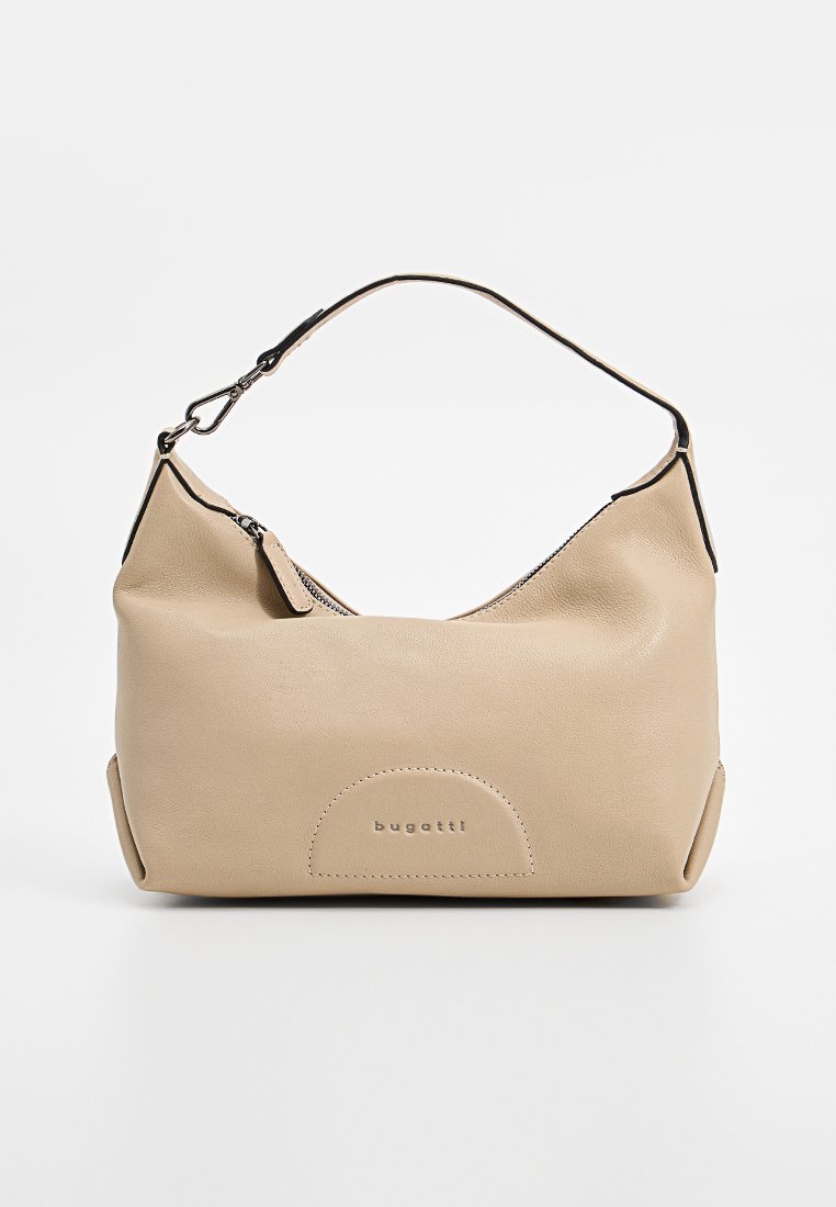Sac hobo en cuir beige avec une silhouette incurvée, fermeture éclair, anse courte et logo en relief à l'avant. Texture lisse avec des accents minimalistes.