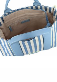 Gestreepte totebag met lichtblauwe leren accenten, voorzien van een beige interieur met een ritsvak en een magnetische sluiting.