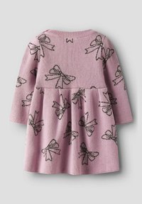 Abito lavorato a maglia rosa con maniche lunghe, caratterizzato da un motivo di fiocchi neri. Gonna svasata e design a girocollo. Trama morbida.