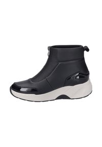 Czarne botki za kostkę z gładkiej skóry, błyszczącymi akcentami z lakierowanej skóry, zamkiem błyskawicznym z boku oraz masywną białą podeszwą.