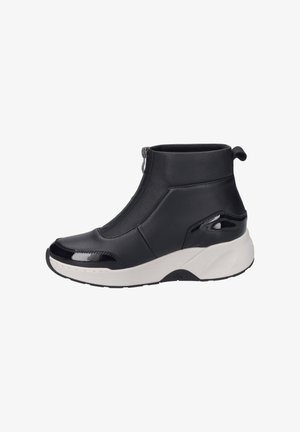 Bottines noires avec un extérieur en cuir lisse, des accents en vernis brillant, une fermeture éclair sur le côté et une semelle épaisse blanche.