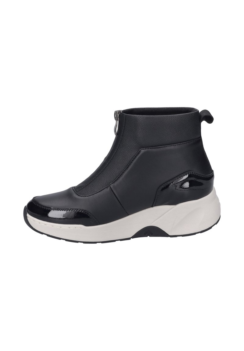 Czarne botki za kostkę z gładkiej skóry, błyszczącymi akcentami z lakierowanej skóry, zamkiem błyskawicznym z boku oraz masywną białą podeszwą.