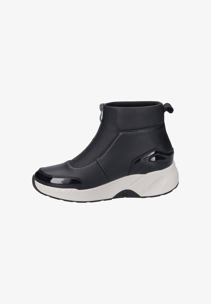 Czarne botki za kostkę z gładkiej skóry, błyszczącymi akcentami z lakierowanej skóry, zamkiem błyskawicznym z boku oraz masywną białą podeszwą.