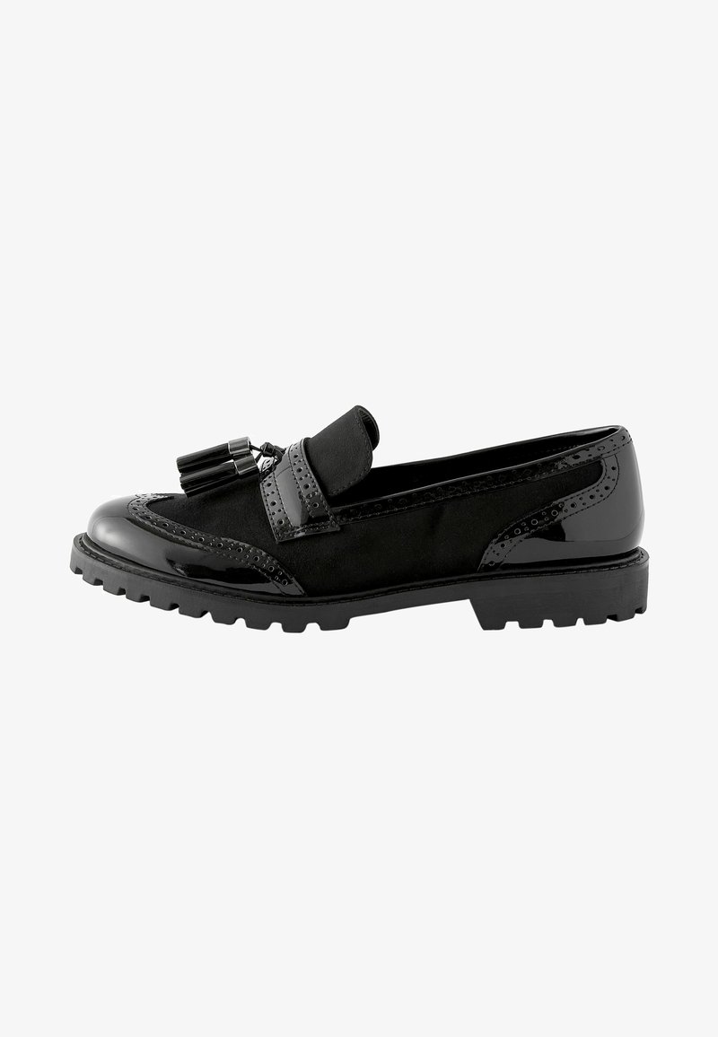 Zwarte loafers van een mix van suede en gepatineerd leer. Gedetailleerd met brogue-stijl perforaties en een rond kwastje als accent. Dikke zool met profiel.