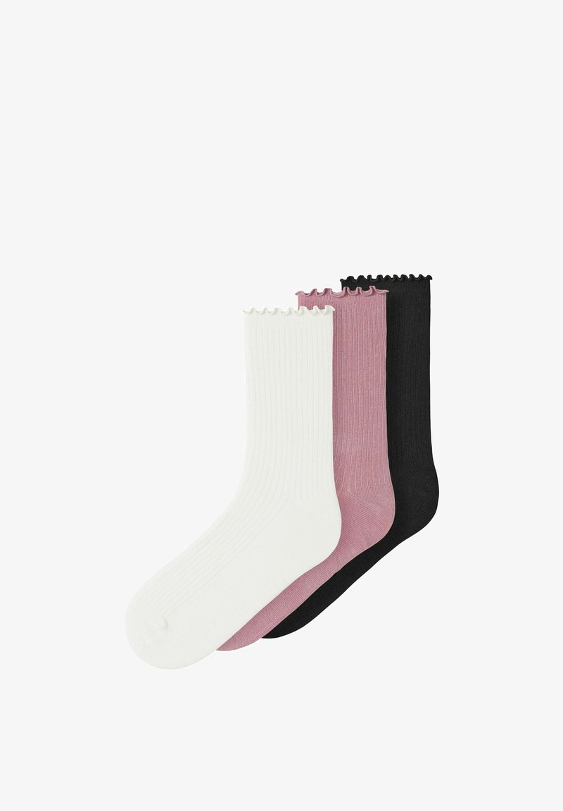 Trois chaussettes côtelées blanches, mauves et noires avec des bords froncés, disposées en chevauchement sur un fond blanc.