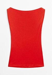 Haut rouge sans manches avec un col large et une silhouette ajustée. Confectionné dans un tissu doux et lisse de couleur unie, sans motifs visibles.