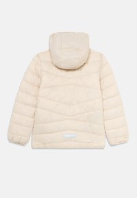 Giacca invernale trapuntata color crema con cappuccio, maniche lunghe e polsini elastici, vista dal retro su uno sfondo bianco.