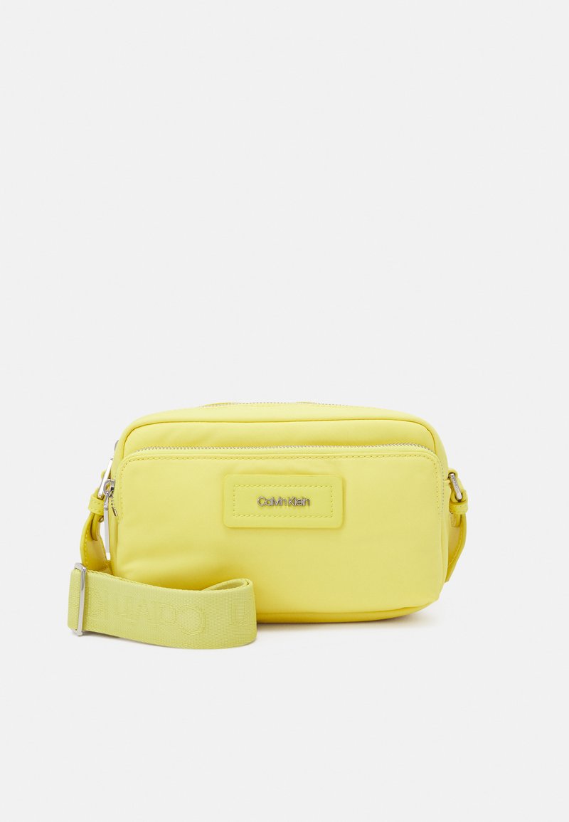 Calvin Klein MUST CAMERA BAG Across body bag citrus glow/green
