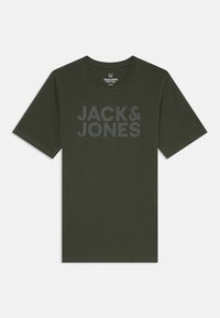 Olīvu zaļš kokvilnas T-krekls ar īsām piedurknēm. Dizains ar apaļu kakla izgriezumu un izteiktu pelēku "JACK & JONES" tekstu, izdrukātu priekšā.