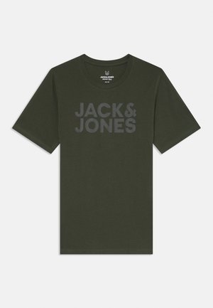 Olivengrønn bomull T-skjorte med korte ermer. Har rund hals og fremtredende grå "JACK & JONES" tekst trykket foran.