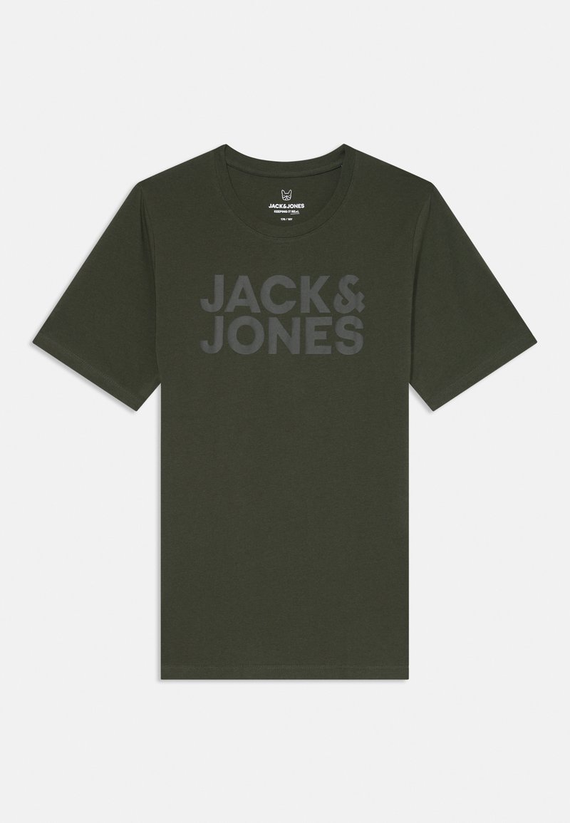 Olīvu zaļš kokvilnas T-krekls ar īsām piedurknēm. Dizains ar apaļu kakla izgriezumu un izteiktu pelēku "JACK & JONES" tekstu, izdrukātu priekšā.