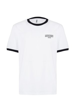 T-shirt bianco in cotone con colletto a coste nero e orli delle maniche; presenta un piccolo logo nero "Moschino" sul lato sinistro del petto.