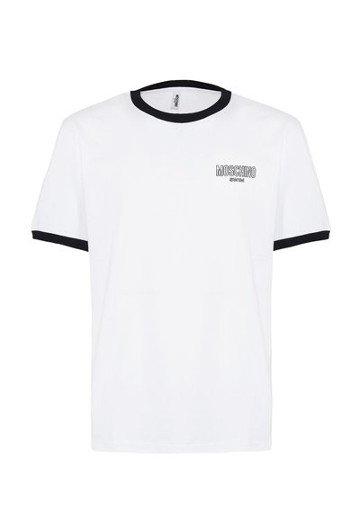 T-shirt bianco in cotone con colletto a coste nero e orli delle maniche; presenta un piccolo logo nero "Moschino" sul lato sinistro del petto.