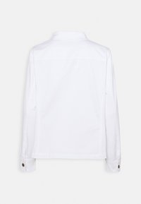 Hvid denimjakke med krave, lange ærmer og knaplukninger ved håndleddene. Glat tekstur og minimalistisk design.