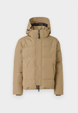 Giacca a vento beige con cappuccio removibile, chiusura frontale con zip e pannelli cuciti. Presenta polsini elasticizzati e una finitura esterna liscia.