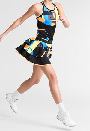 Sort atletisk kjole med geometriske mønstre i blå, orange og gul; flared skørt og racerback-design; mesh-detaljer ved kanten.