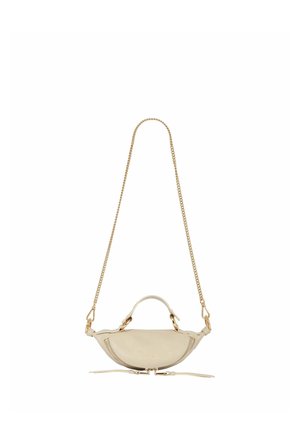 Sac à main en cuir beige en forme de croissant avec une poignée courte, une bandoulière en chaîne dorée et des détails zippés sur fond blanc.