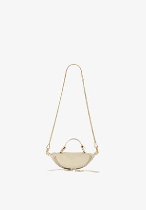 Sac à main en cuir beige en forme de croissant avec une poignée courte, une bandoulière en chaîne dorée et des détails zippés sur fond blanc.